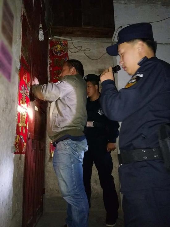 习水粗心妈妈误将幼女锁家中 民警全城寻开锁师傅开门